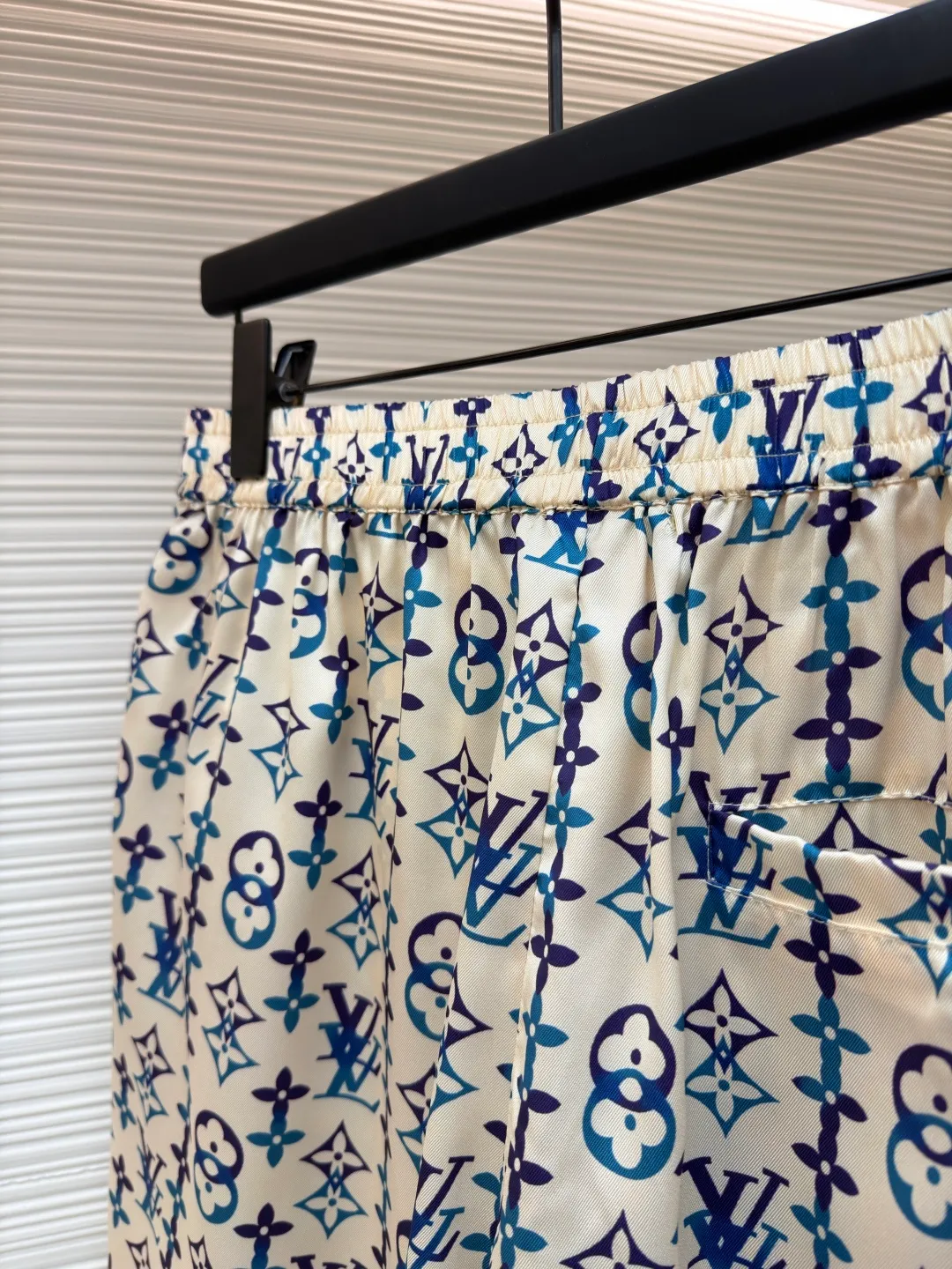LOUIS VUITTON Overlap pattern printed mulberry silk shorts ●Original version: purchased and developed by 13667 ●Item number: 1682541-A60 ●Fabric: cotton fabric ●Technology: printing production ●Color: apricot ●Version: fitted version ●Weight: about 165 grams ●Size: 46-48-50-52 ●Description: These all-over presbyopia shorts are made of high-count silk blended fabric. The fabric is pre-washed and feels smooth and soft. It has good breathability and drape, and is comfortable and non-restrictive when worn next to the skin. The classic presbyopia pattern printed all over the body is made using digital direct printing technology. The colors are distinct and the pattern is precise. It is not easy to fade or smudge after high-temperature fixation treatment. The presbyopia elements are neatly arranged to show brand recognition. The shirt is designed with a Cuban collar, the neckline is smooth and natural, and the buttons at the placket are made of custom mother-of-pearl buttons, which have a warm and shiny texture. The overall cut is a loose silhouette, the shoulder joints are straight and fine, the cuffs are designed with short sleeve cuffs, customized accessories and three labels are complete, and the details and craftsmanship show the level of luxury. It is suitable for various wearing scenarios such as leisure vacations and daily outings. The overall wiring is straight and delicate, the fabric is comfortable and soft, and the color is consistent without color difference. It can be matched with the same style to create a fashionable look and control various occasions. Customized accessories, complete with three standards, same style for men and women!